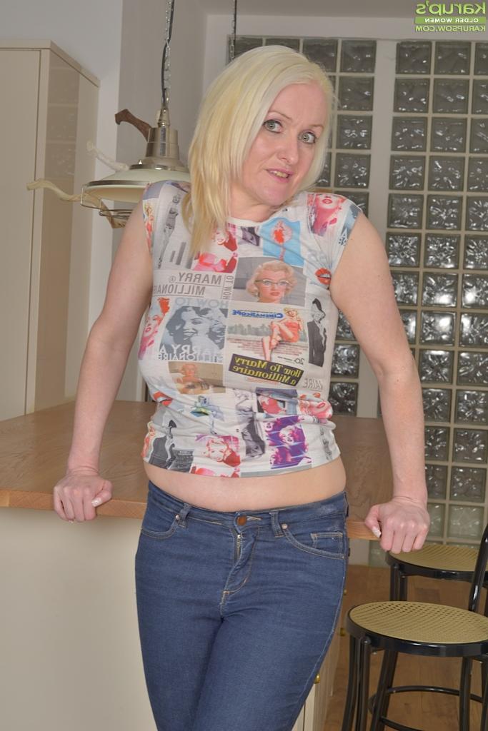 16P Blonde over 50 MILF Jade Wilson revealing nice all natural granny tits