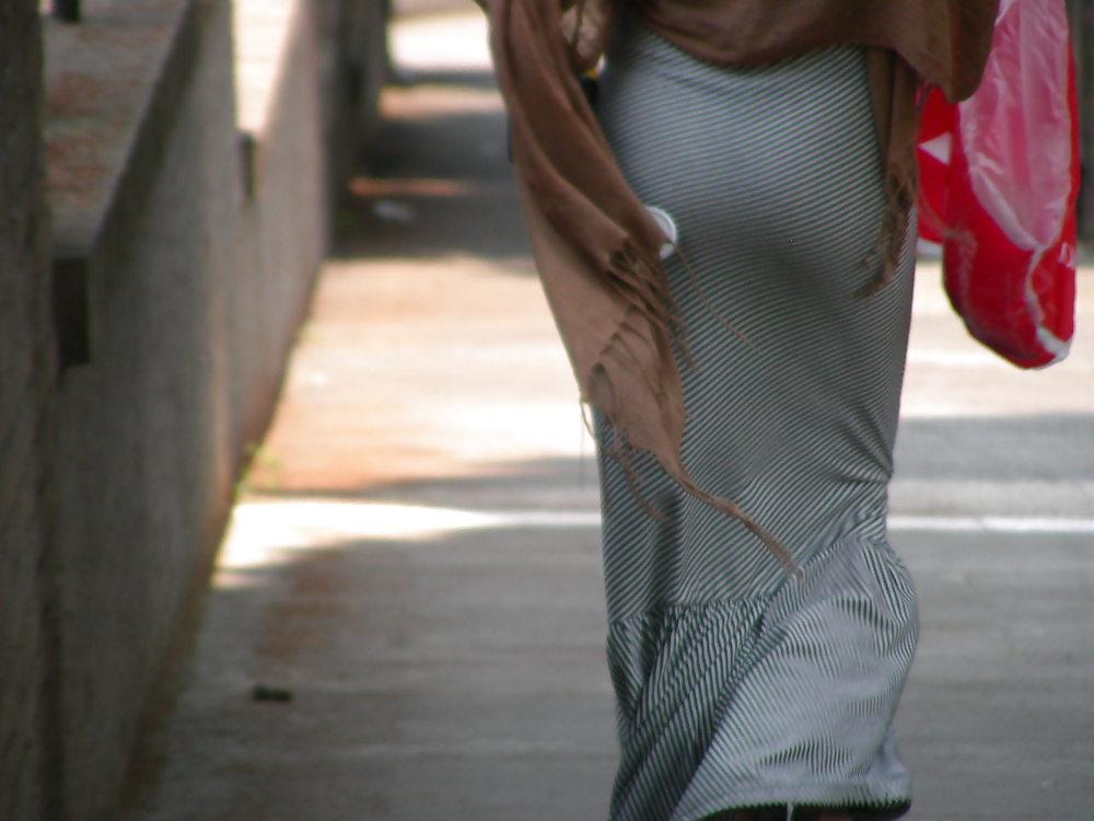 11P Roma upskirt