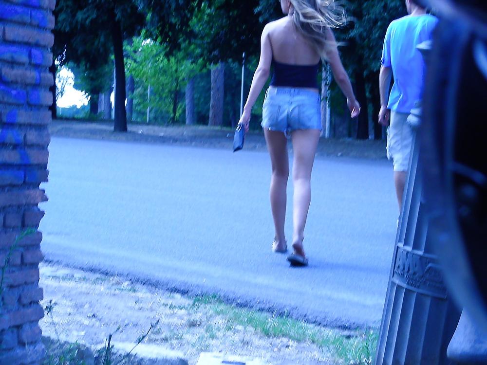 11P Roma upskirt
