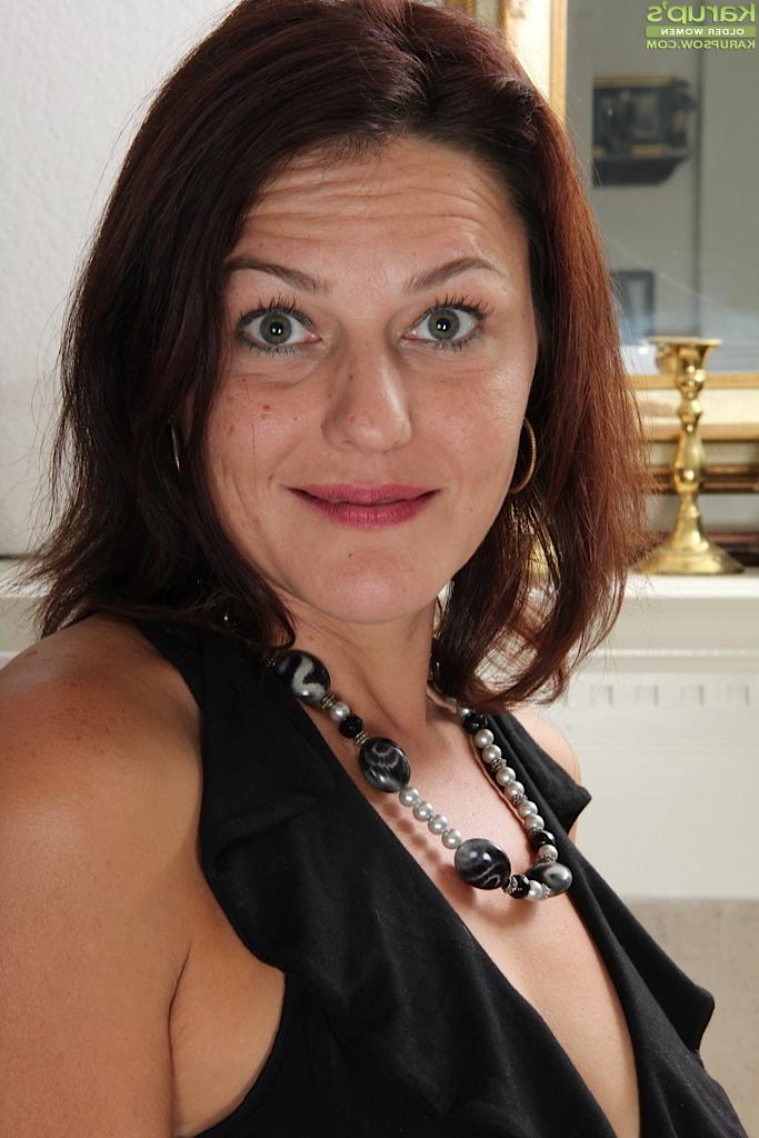 16P Das MILF-Babe Ava Austin posiert in ihrem sexy schwarzen Kleid vor der Kamera