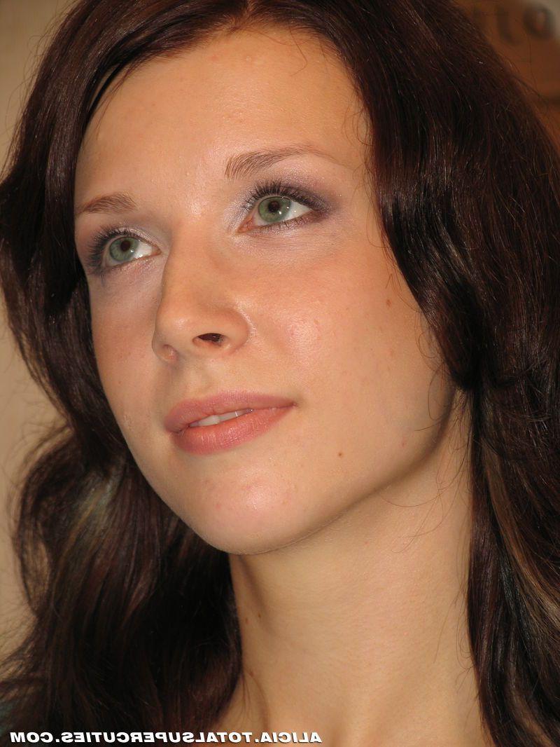 20P Pictures of a hot teen cutie showing off her cuteness