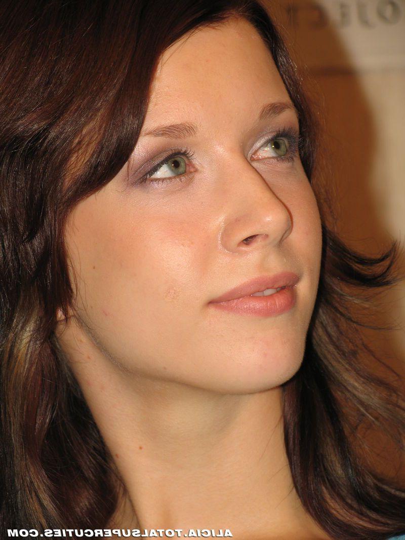 20P Pictures of a hot teen cutie showing off her cuteness