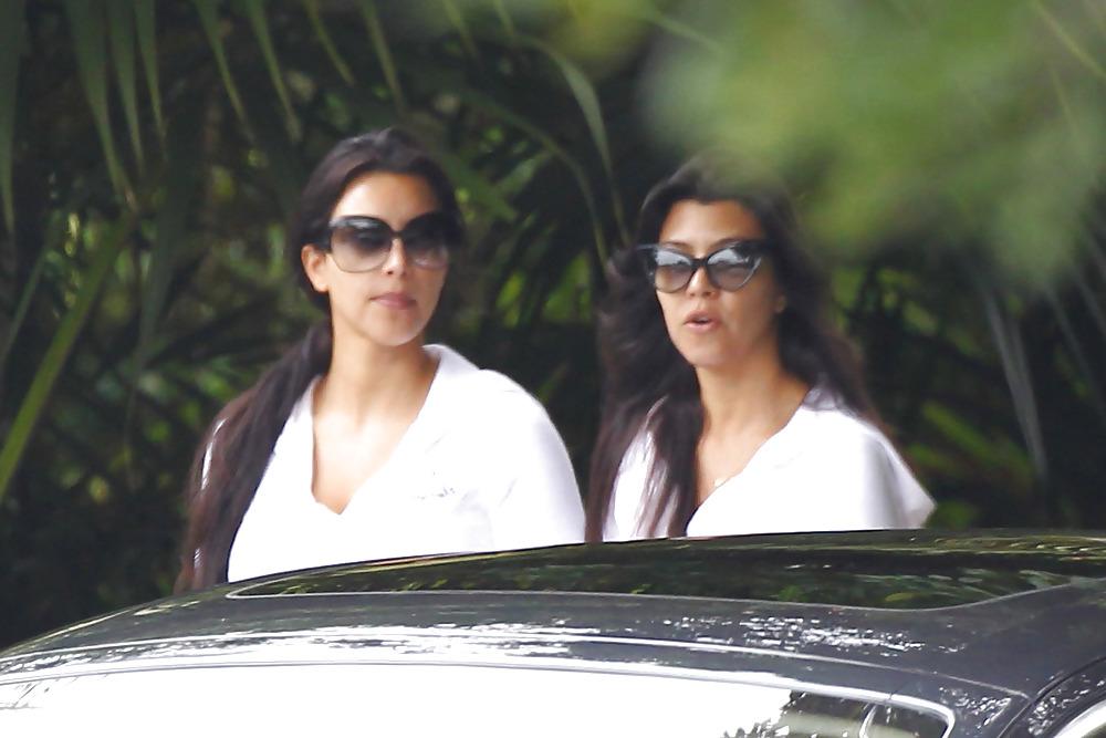 18P Kim Kardashian Leaving the 4 season hotel