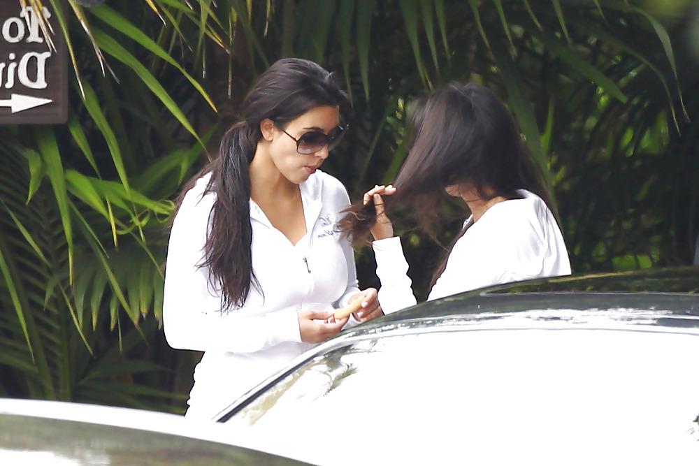 18P Kim Kardashian Leaving the 4 season hotel