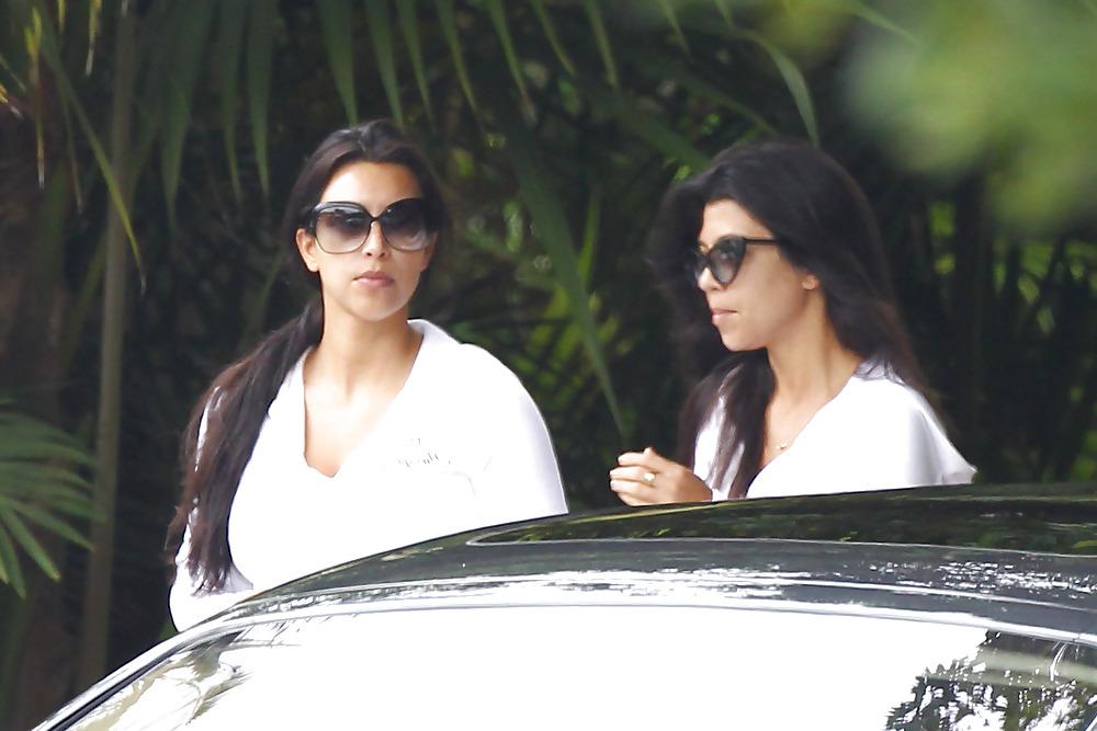 18P Kim Kardashian Leaving the 4 season hotel