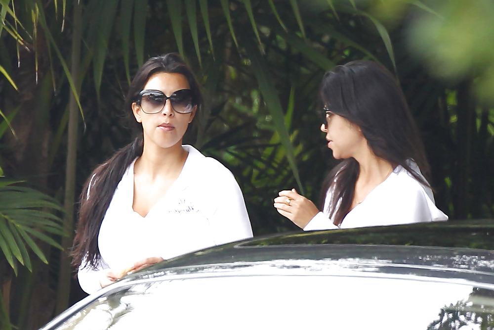 18P Kim Kardashian Leaving the 4 season hotel