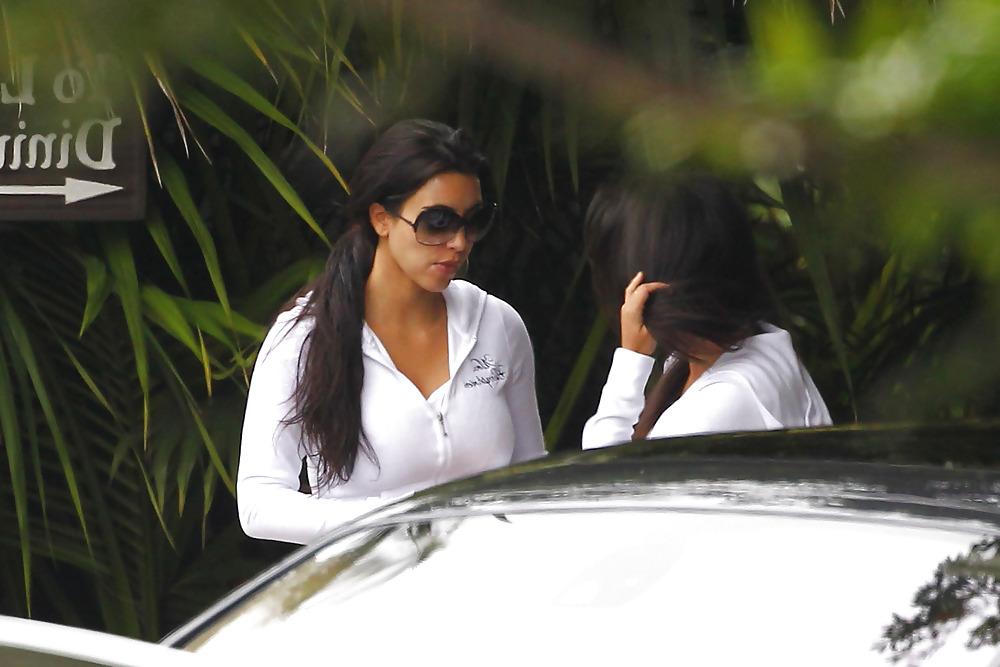 18P Kim Kardashian Leaving the 4 season hotel