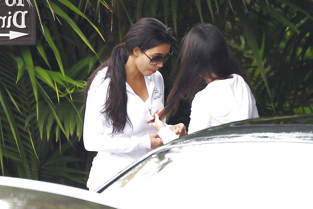 18P Kim Kardashian Leaving the 4 season hotel
