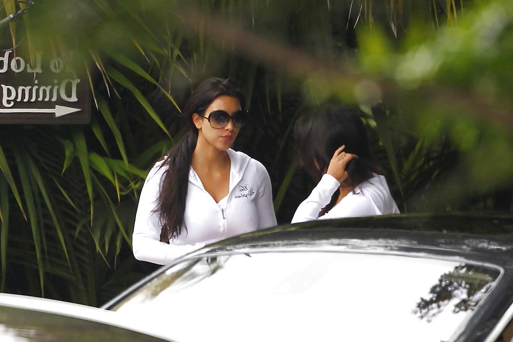 18P Kim Kardashian Leaving the 4 season hotel