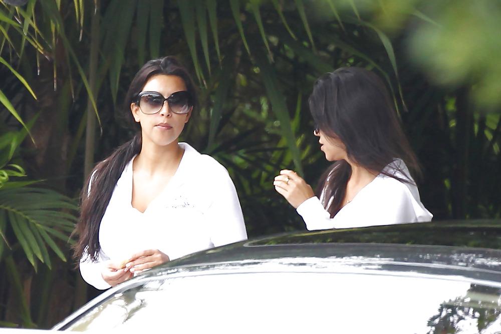 18P Kim Kardashian Leaving the 4 season hotel