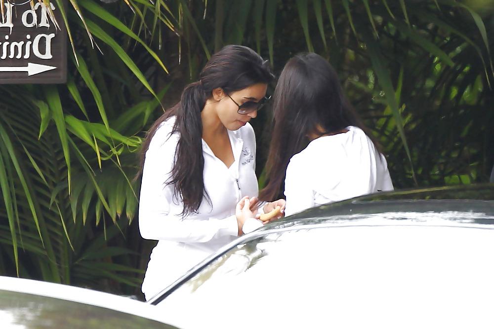 18P Kim Kardashian Leaving the 4 season hotel