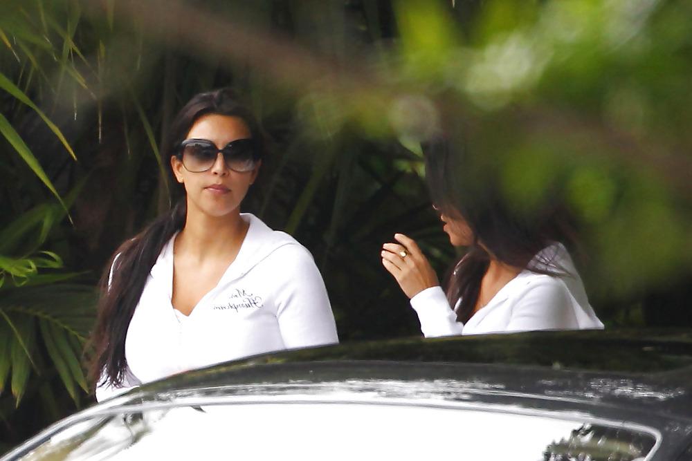 18P Kim Kardashian Leaving the 4 season hotel