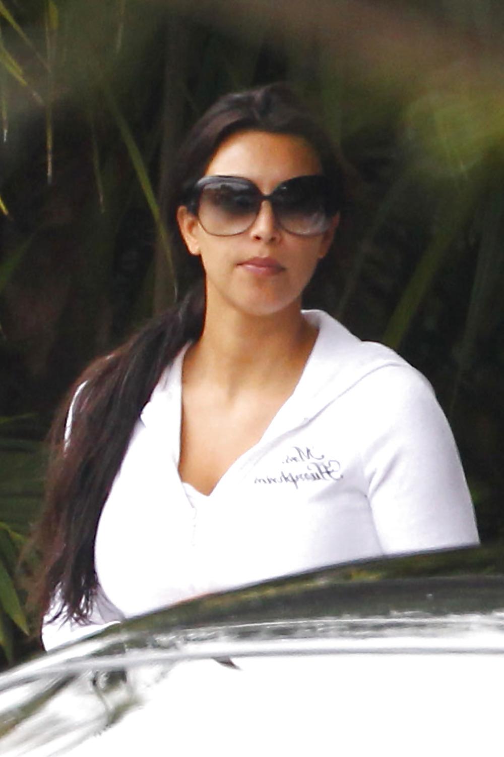 18P Kim Kardashian Leaving the 4 season hotel