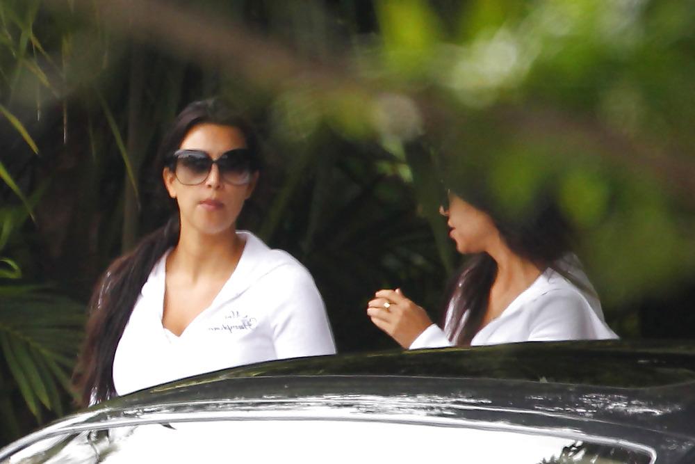 18P Kim Kardashian Leaving the 4 season hotel