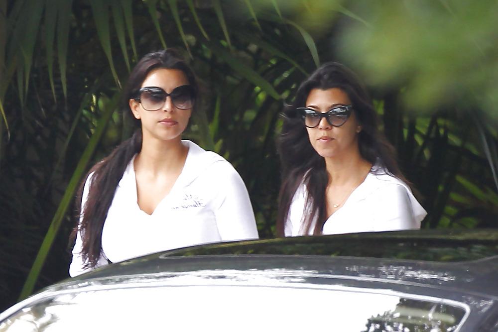 18P Kim Kardashian Leaving the 4 season hotel