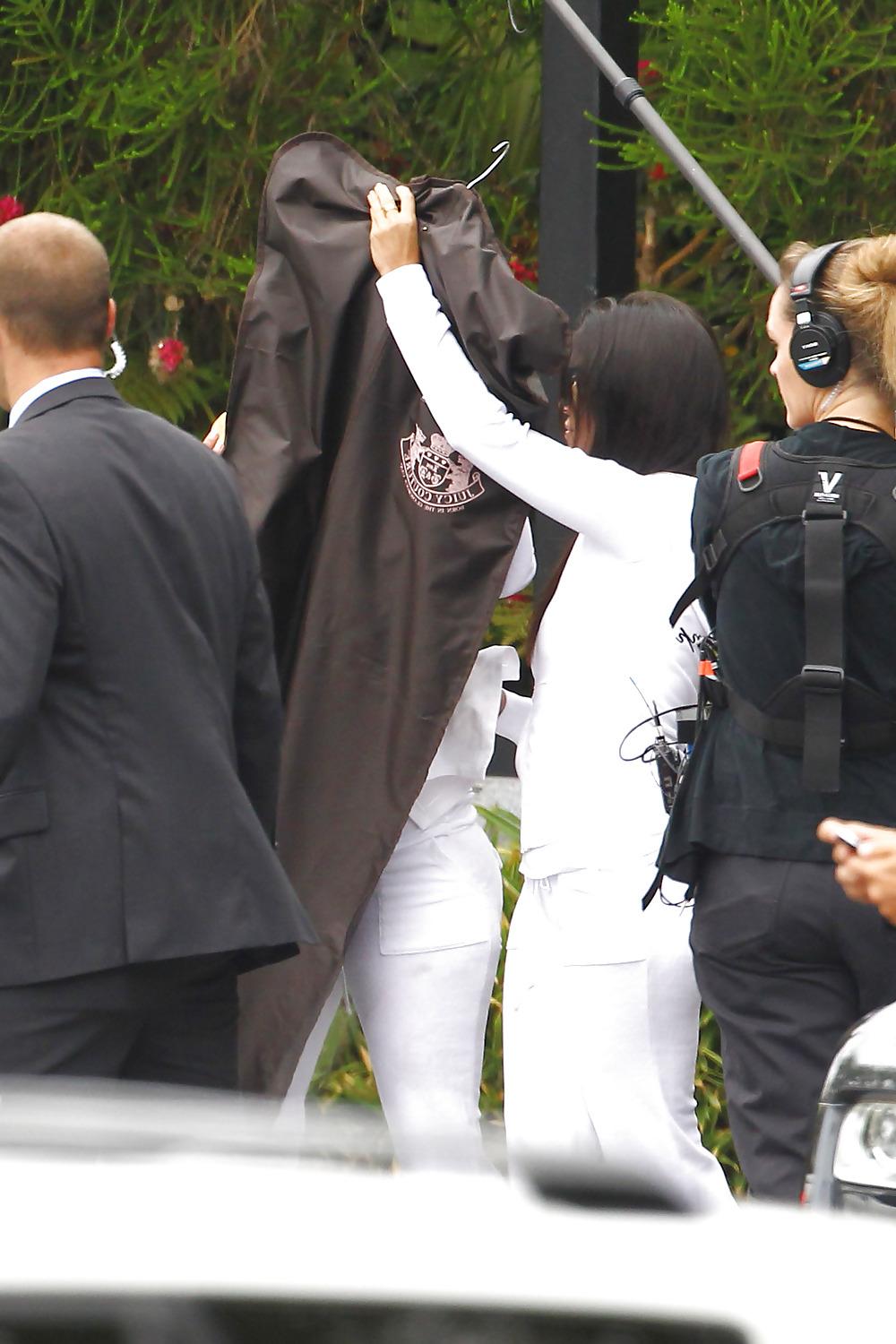 18P Kim Kardashian Leaving the 4 season hotel