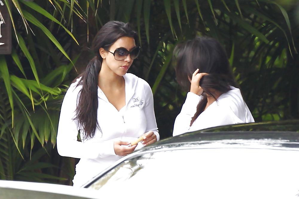 18P Kim Kardashian Leaving the 4 season hotel
