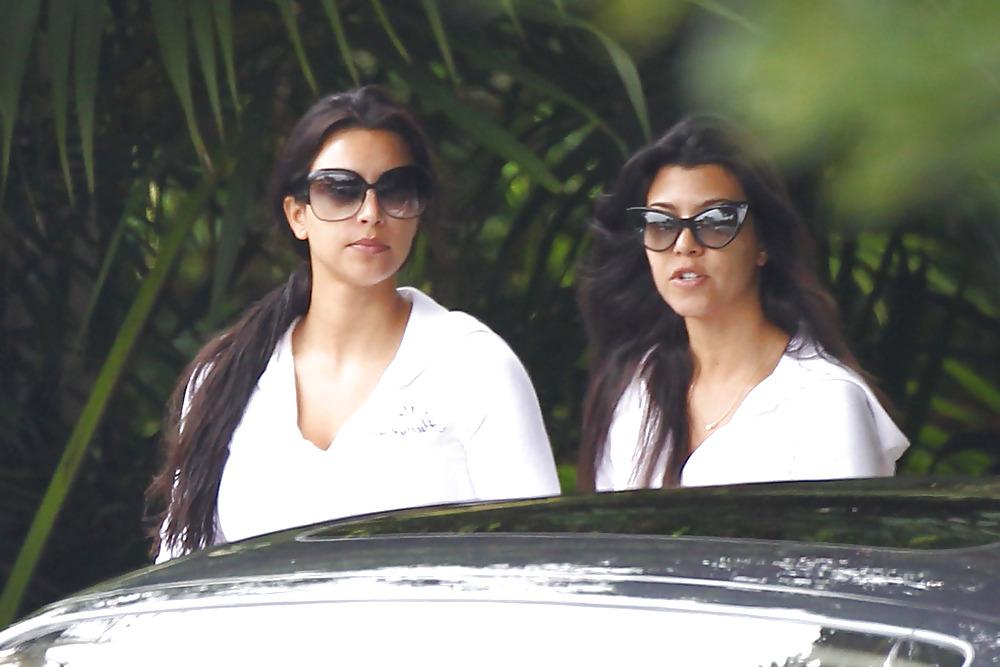 18P Kim Kardashian Leaving the 4 season hotel