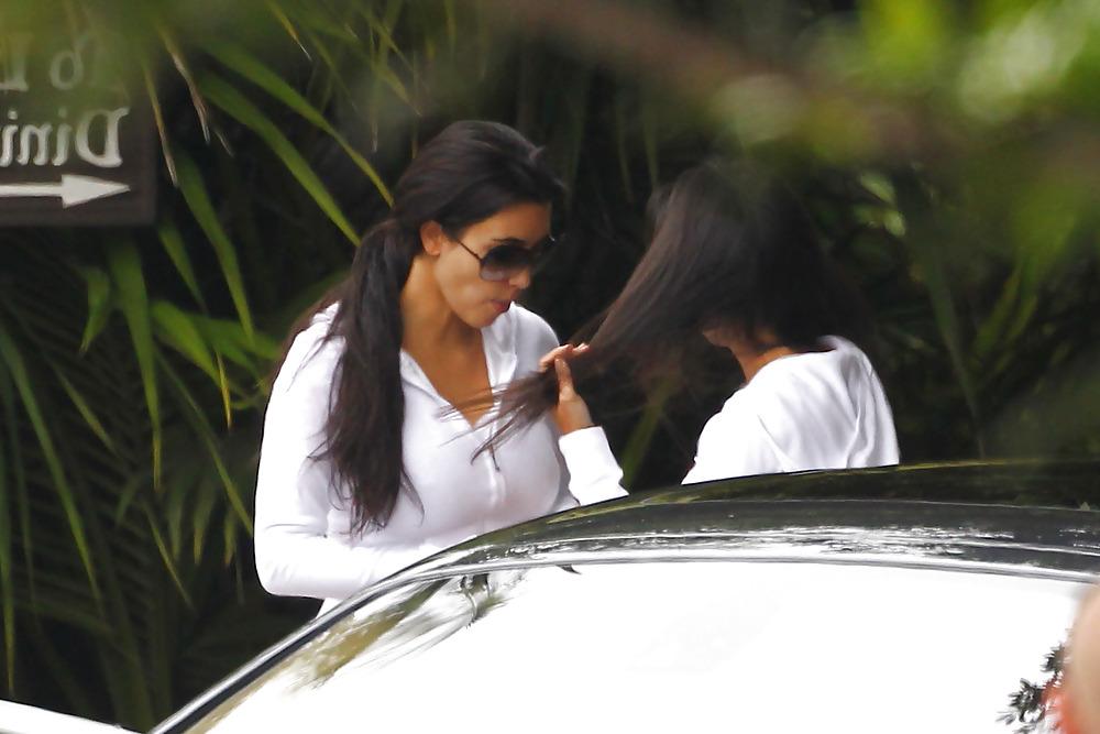 18P Kim Kardashian Leaving the 4 season hotel