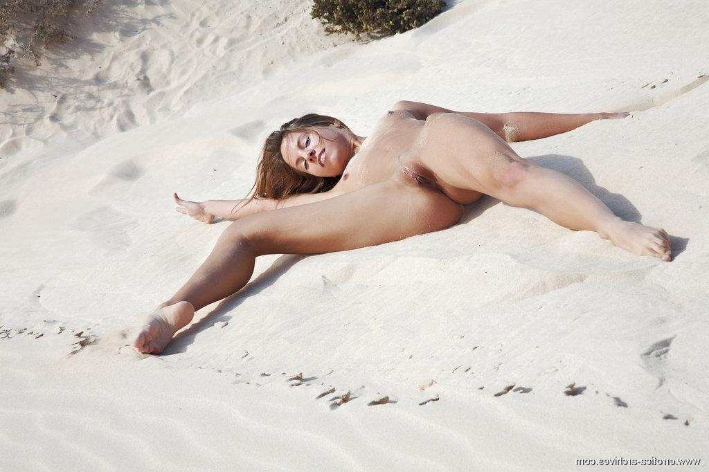 16P Antea is another outdoor-loving babe, with slim, slender physique, small but perky breasts, stretching and showcasing her flexible body all over the sandy desert.