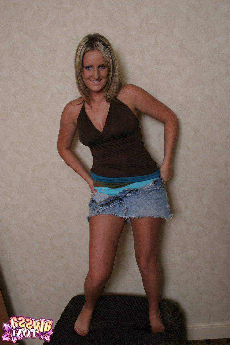 20P Pictures of teen Alyssa Roxi showing her perfect boobs