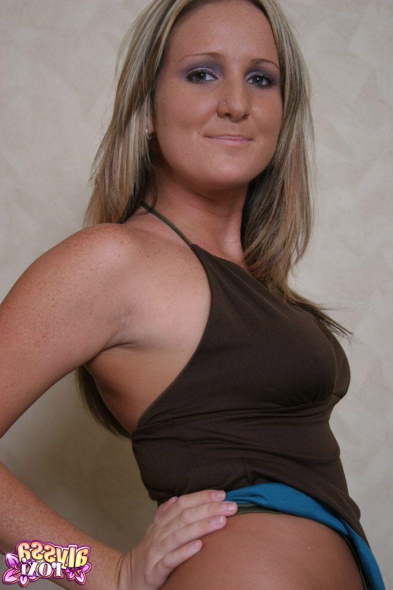 20P Pictures of teen Alyssa Roxi showing her perfect boobs