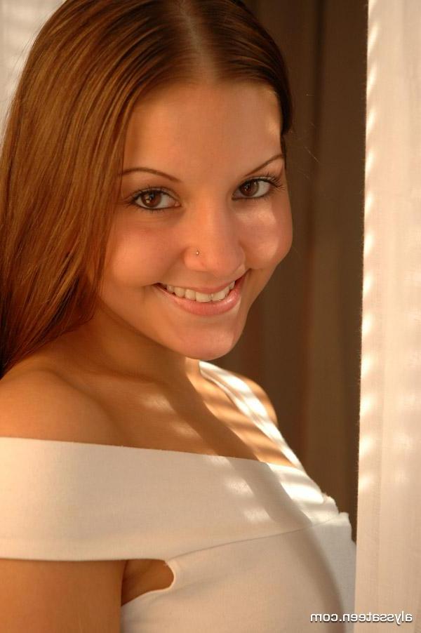 15P Pictures of teen babe Alyssa Teen showing off her hot ass