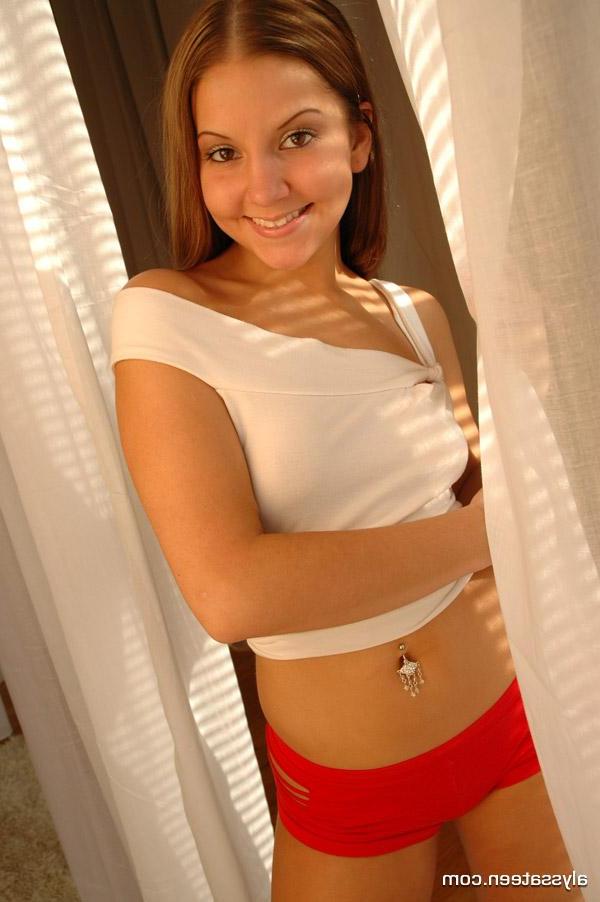 15P Pictures of teen babe Alyssa Teen showing off her hot ass