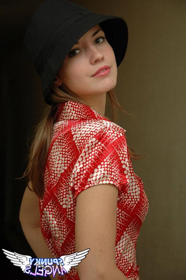 20P Pictures of a hot teen model teasing