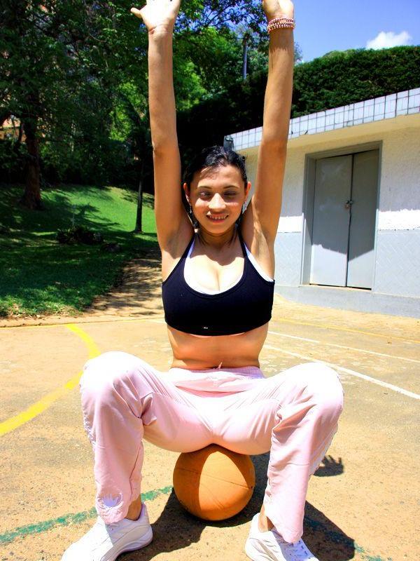 16P Pictures of Aria Valentino playing with huge round ...
