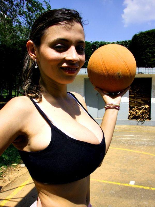 16P Pictures of Aria Valentino playing with huge round ...
