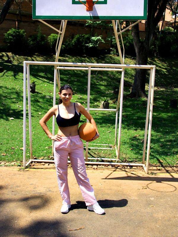 16P Pictures of Aria Valentino playing with huge round ...