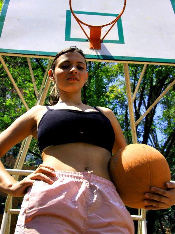 16P Pictures of Aria Valentino playing with huge round ...