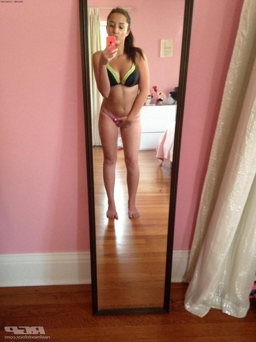 15P Hot girlfriend Ariana takes selfies on the hardwood floor