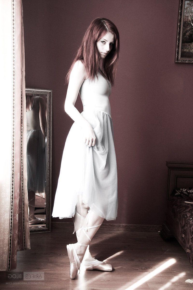 16P Pictures of teen model Ariel's Blog doing some hot naked ballet