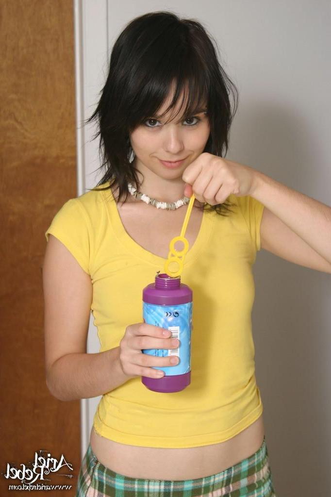 15P Pictures of Ariel Rebel showing her blowing skills