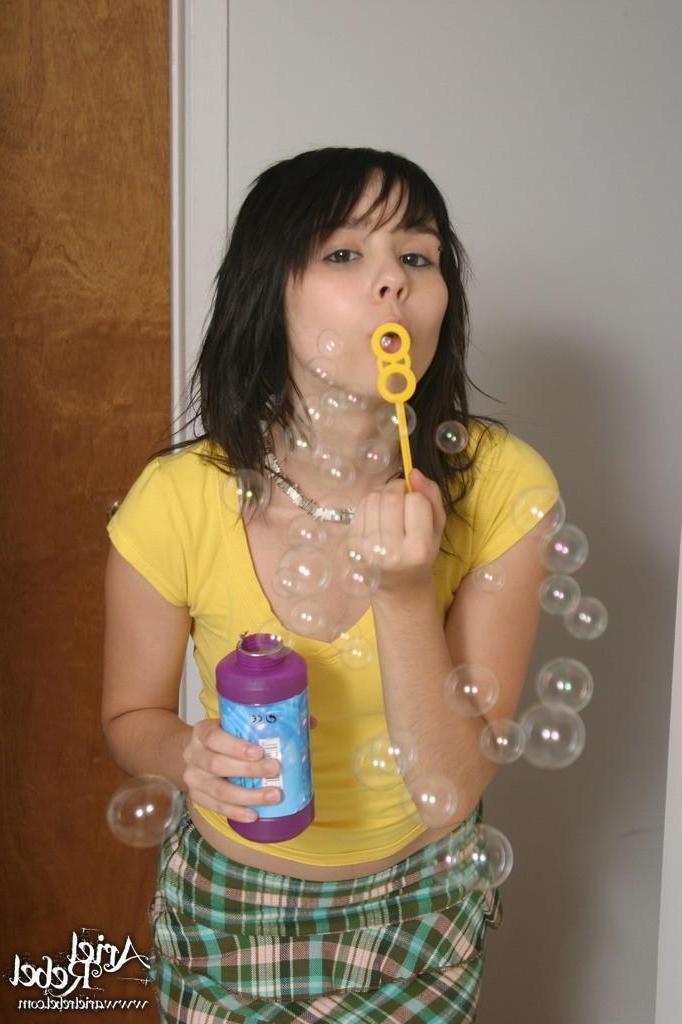 15P Pictures of Ariel Rebel showing her blowing skills