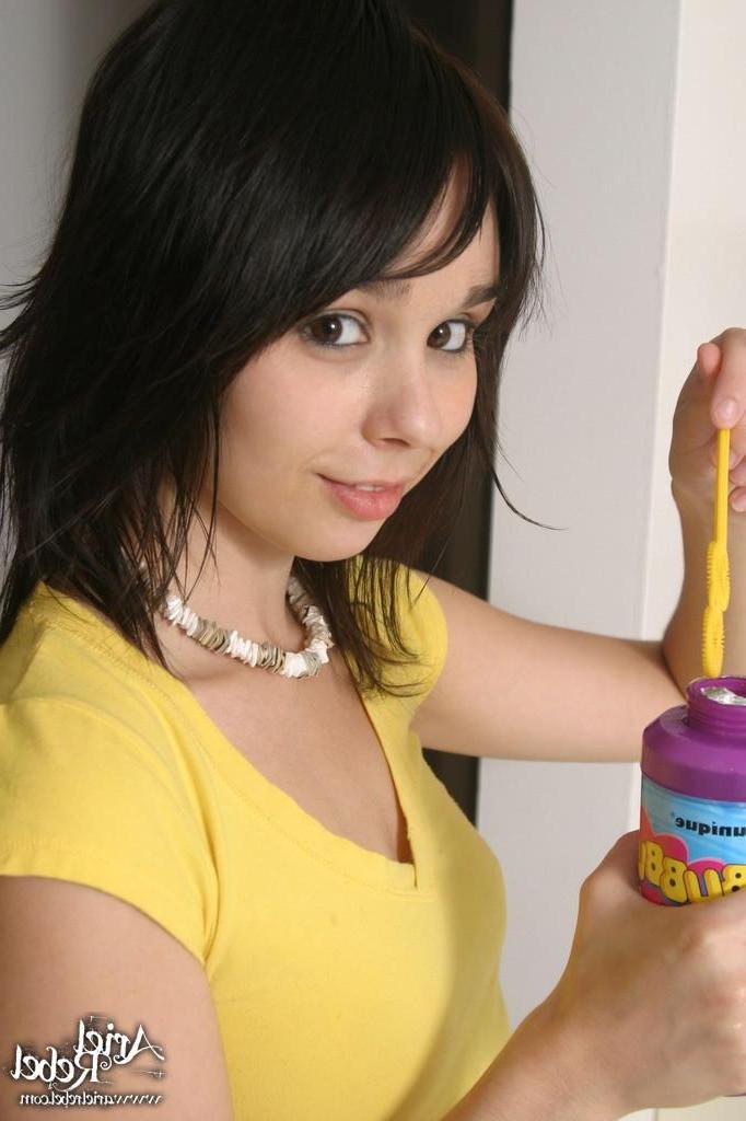 15P Pictures of Ariel Rebel showing her blowing skills