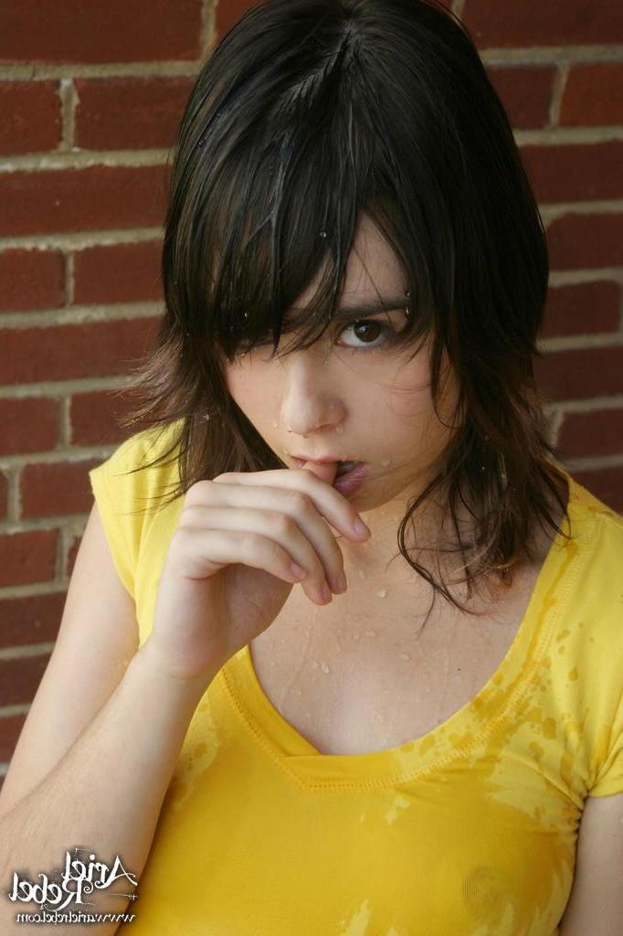 15P Pictures of Ariel Rebel showing her blowing skills