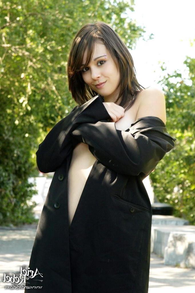 15P Pics of Ariel Rebel having some fun in the sun