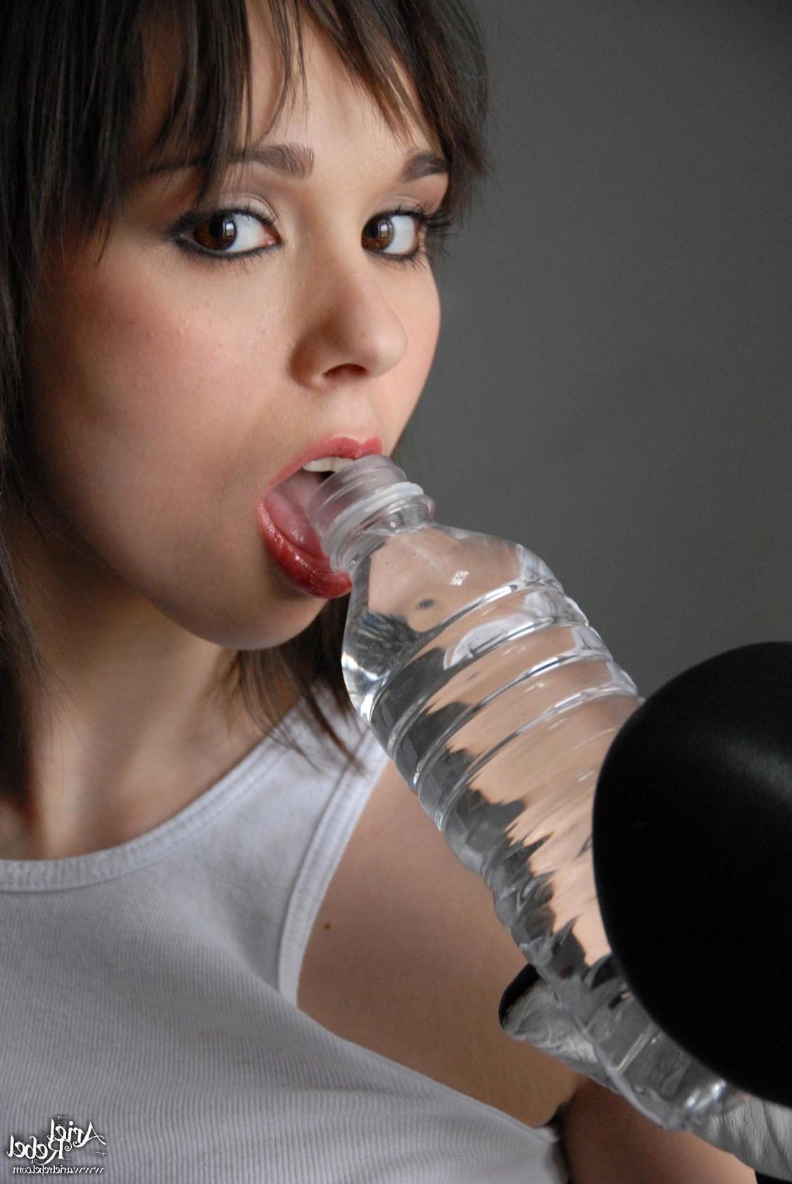 15P Pictures of teen babe Ariel Rebel ready to knock your socks off