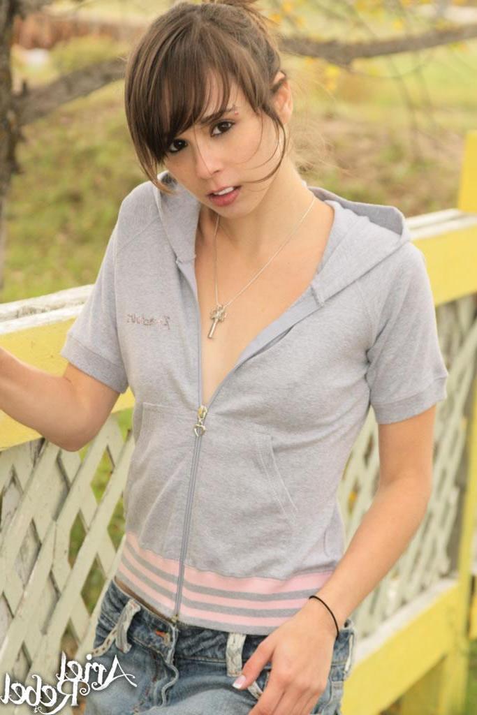 15P Pictures of Ariel Rebel teasing you outside