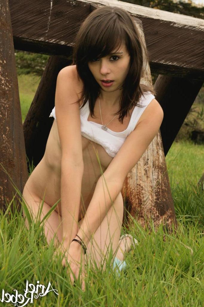 15P Bilder von Ariel Rebel, die Spaß in der Sonne hat