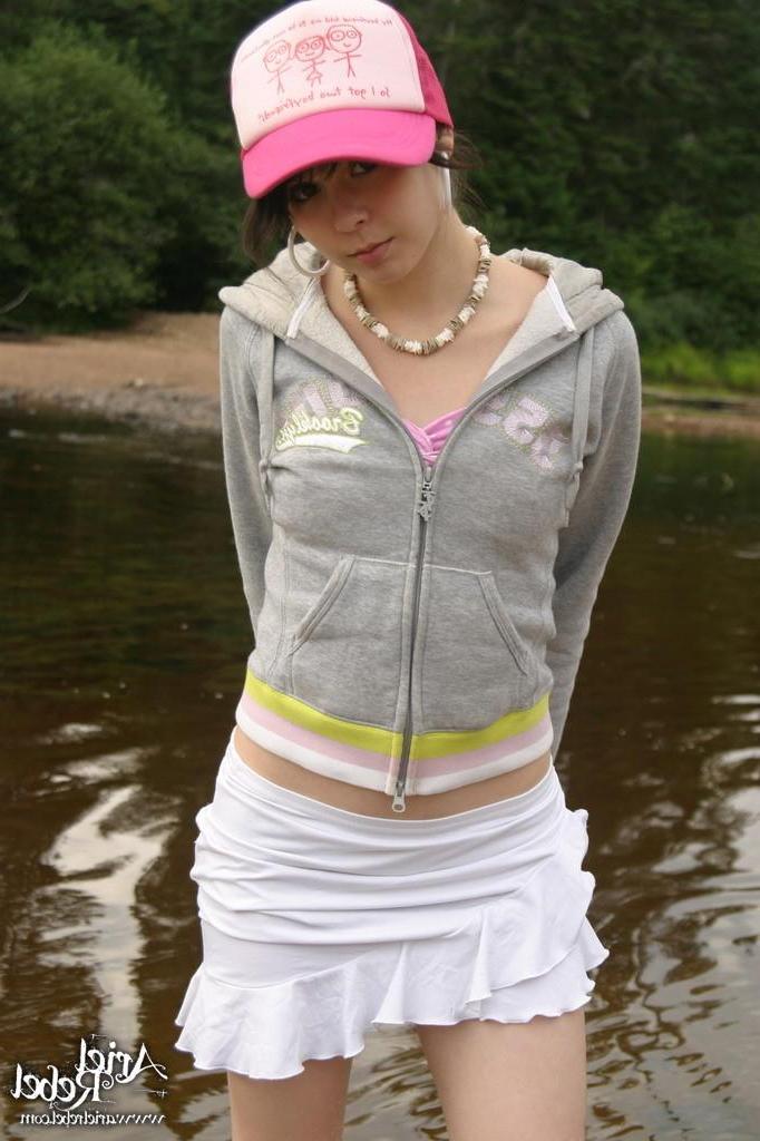 15P Pictures of Ariel Rebel having some fun outside