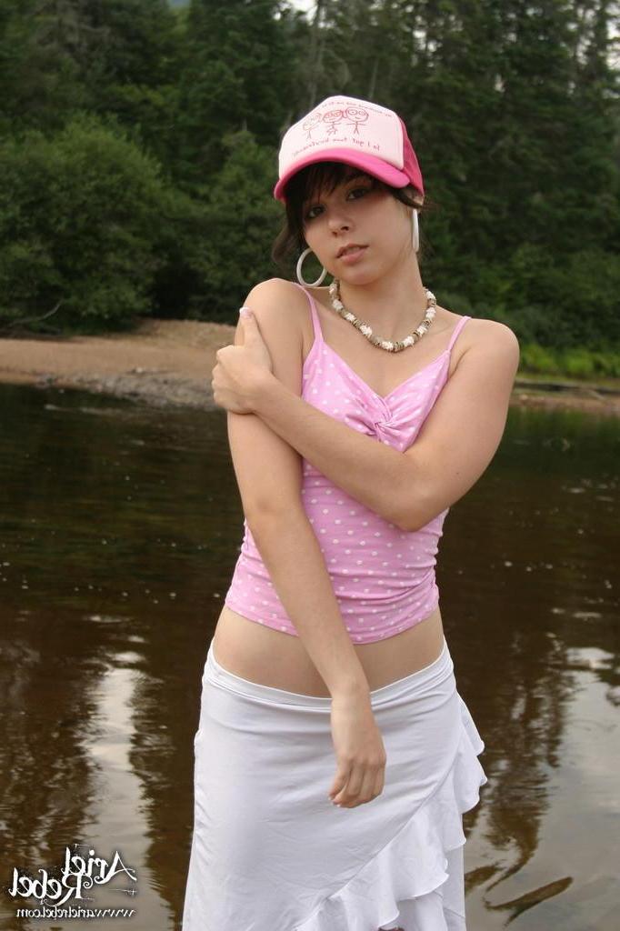 15P Pictures of Ariel Rebel having some fun outside