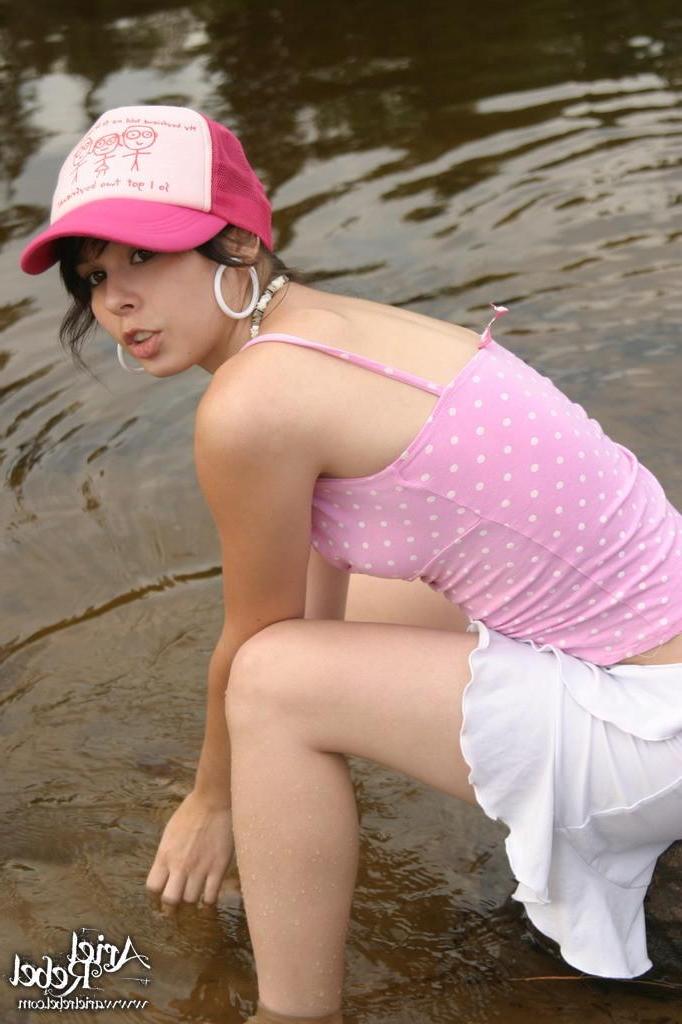 15P Pictures of Ariel Rebel having some fun outside