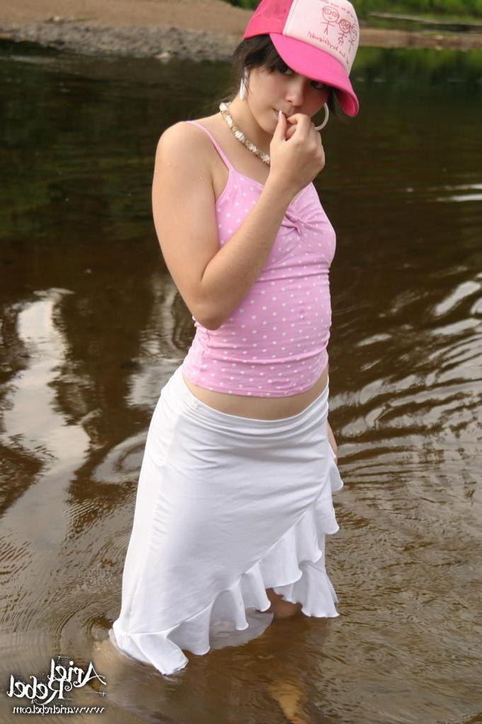 15P Pictures of Ariel Rebel having some fun outside