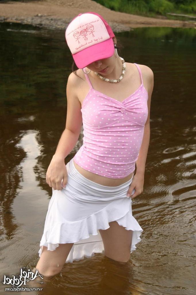 15P Pictures of Ariel Rebel having some fun outside