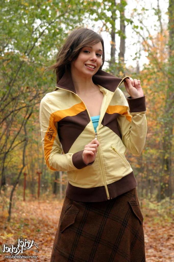 15P Pictures of Ariel Rebel getting naked outside