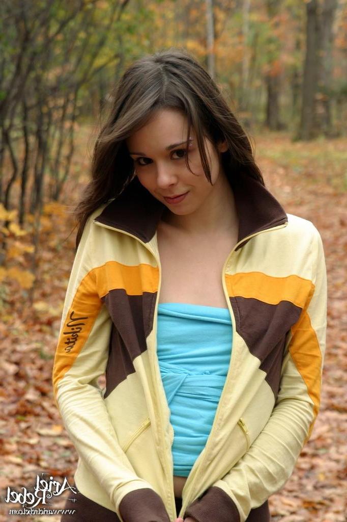 15P Pictures of Ariel Rebel getting naked outside